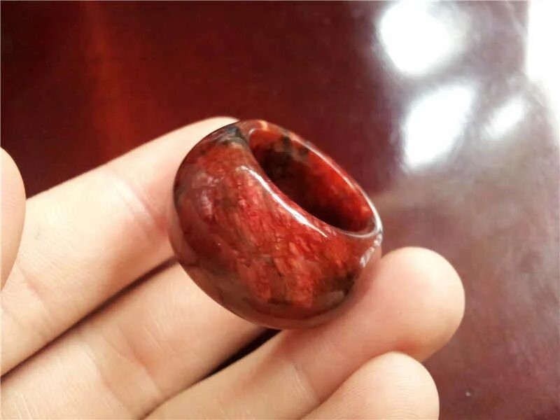 красный нефрит камень. кольцо из красного нефрита. халцедон талисман. кровавый нефрит. нингуан нефрит.