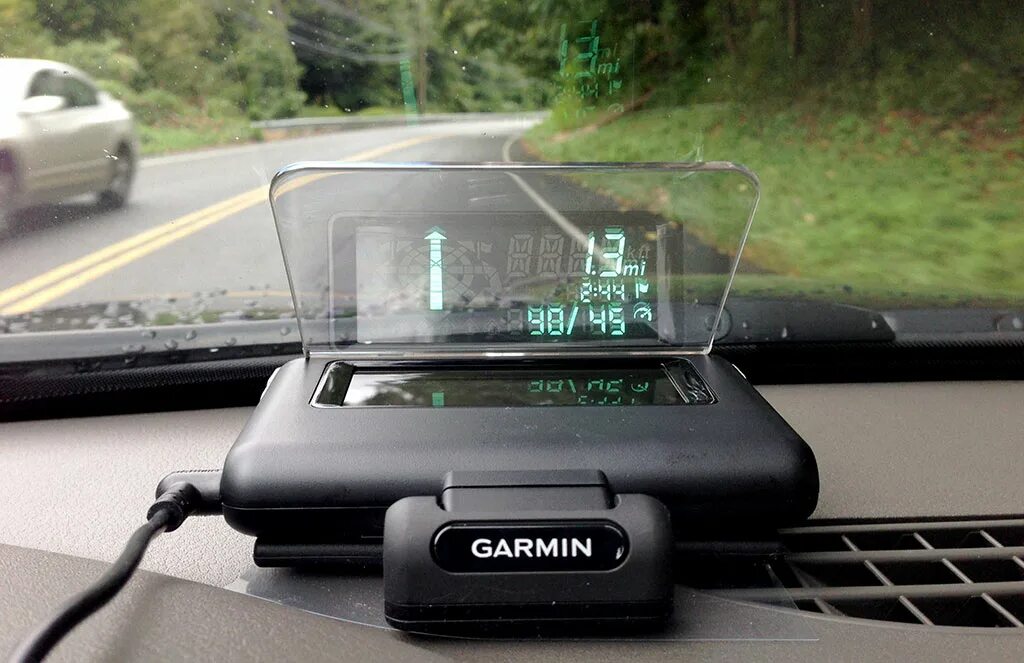 Проектор навигатора на лобовое. Проекционный дисплей garmin hud. проектор на лобовое стекло garmin. проектор garmin hud. проекционный дисплей на стекло garmin.