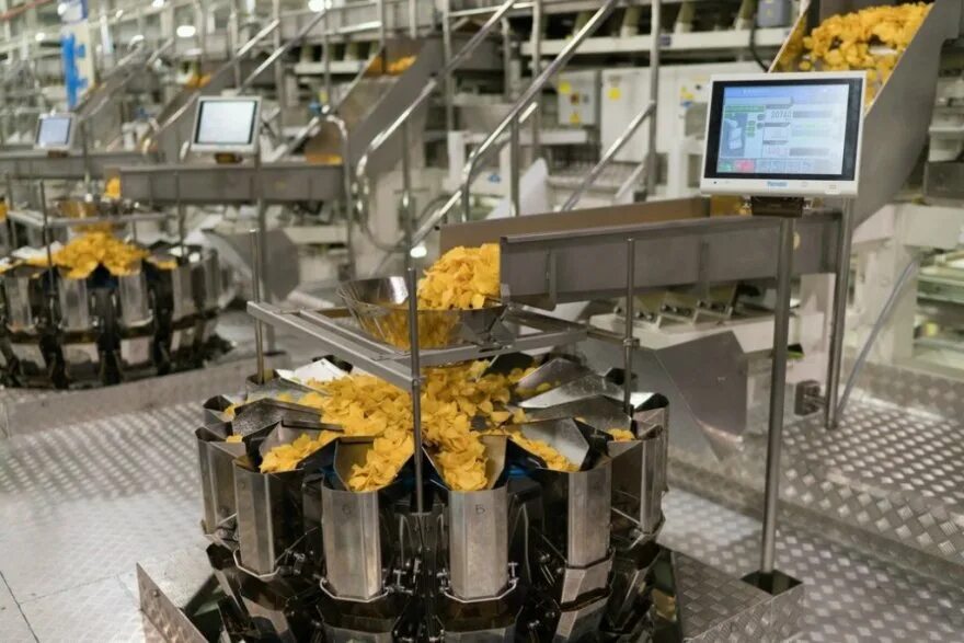 Изготовление чипсов. Производство чипсов. Завод чипсов лейс. Изготовление чипсов. Фабрика по производству чипсов.