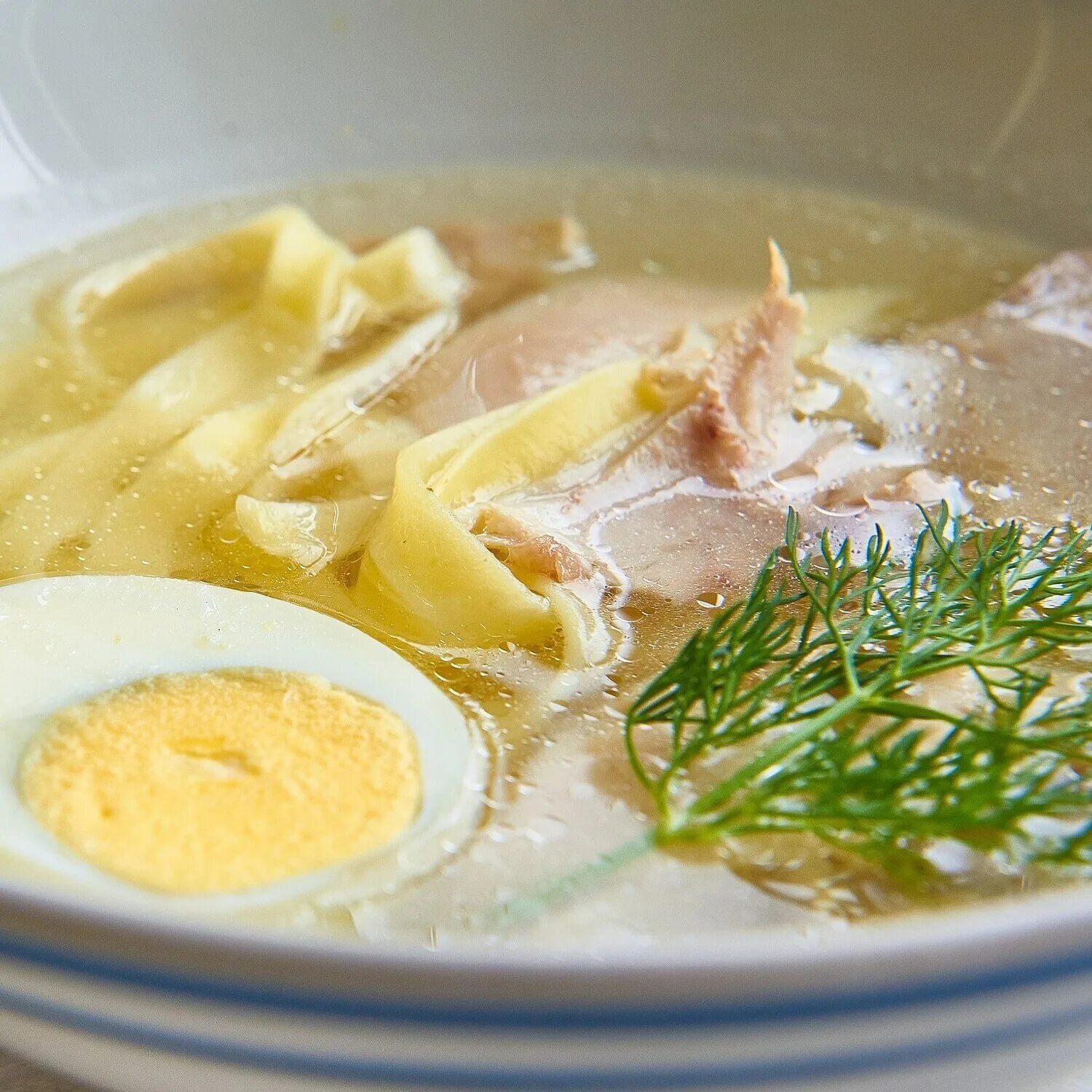 Как приготовить кур бульон. Куринқй бульон. наваристый куриный суп. суп куриный вермишелевый. бульон с вермишелью.