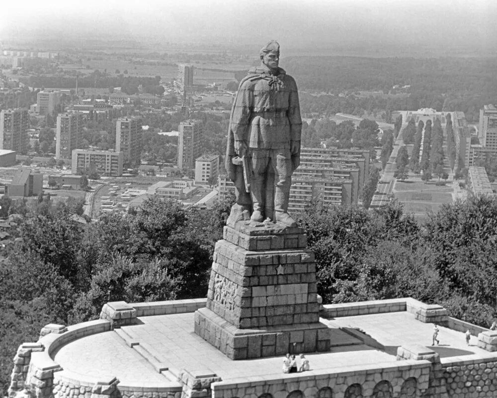 Памятник алёше в Болгарии. Пловдив Болгария памятник Алеше. Памятник советскому солдату в Болгарии Алеша. Памятник в Болгарии русскому солдату Алеше.