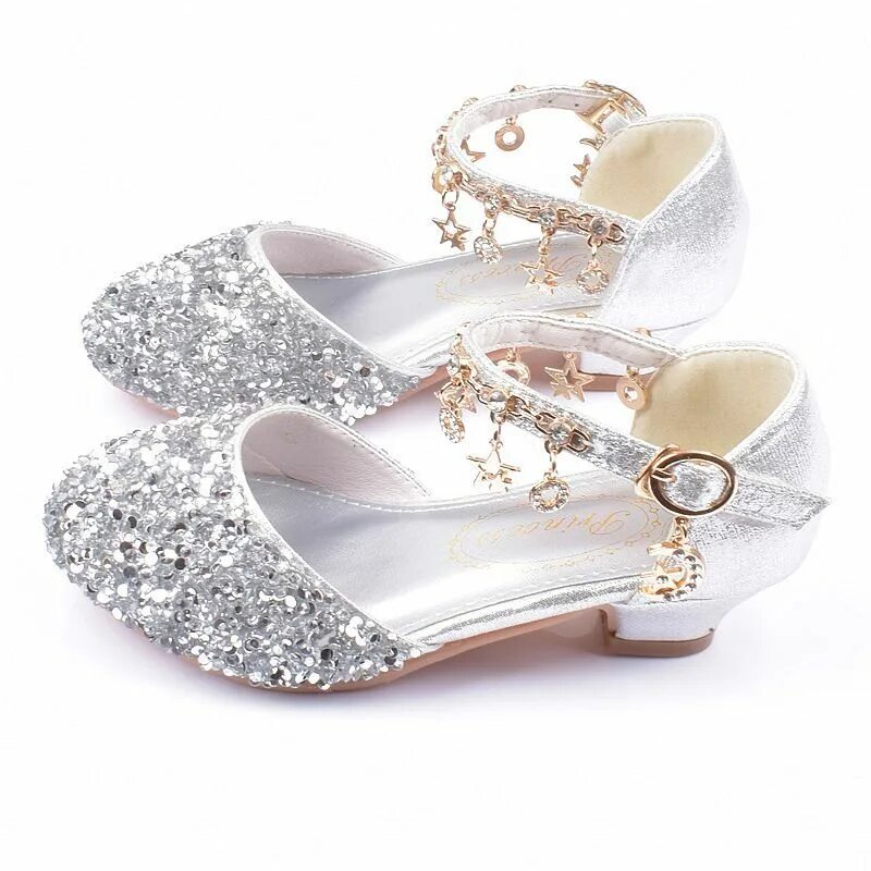 Серебристые туфли для девочки. Туфельки для принцессы детские. Туфельки для девочек. Туфли праздничные для девочки. Туфли для девочки нарядные.