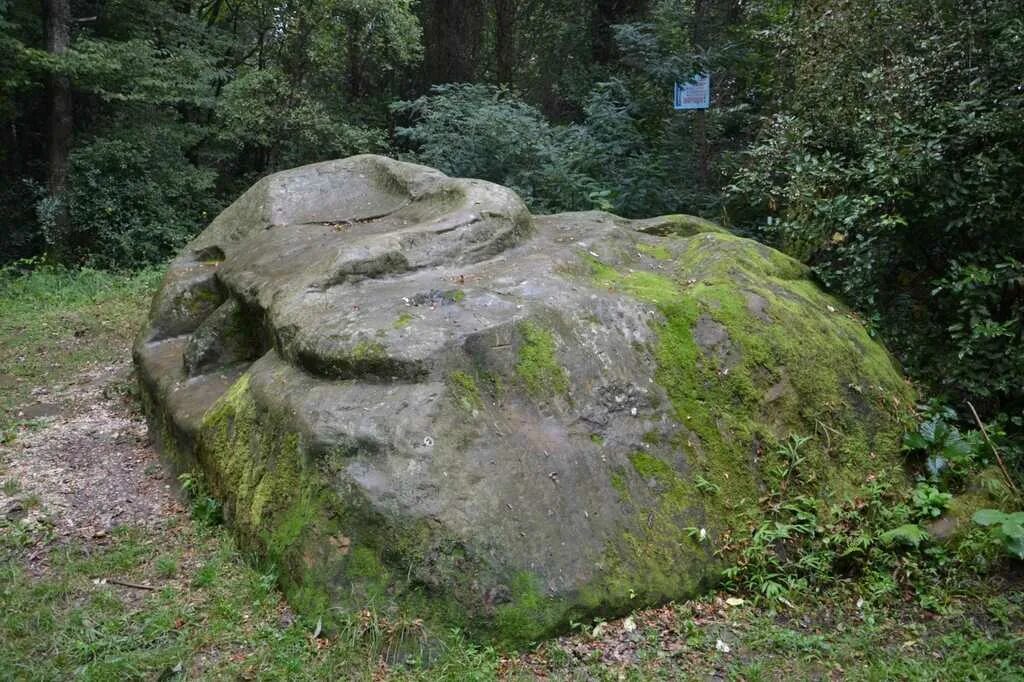 Камень находящийся на воздухе. Жертвенный камень Кудепста. Кудепстинский культовый камень Сочи. Кудепстинский (Черкесский) камень. Дольмены Кудепста.