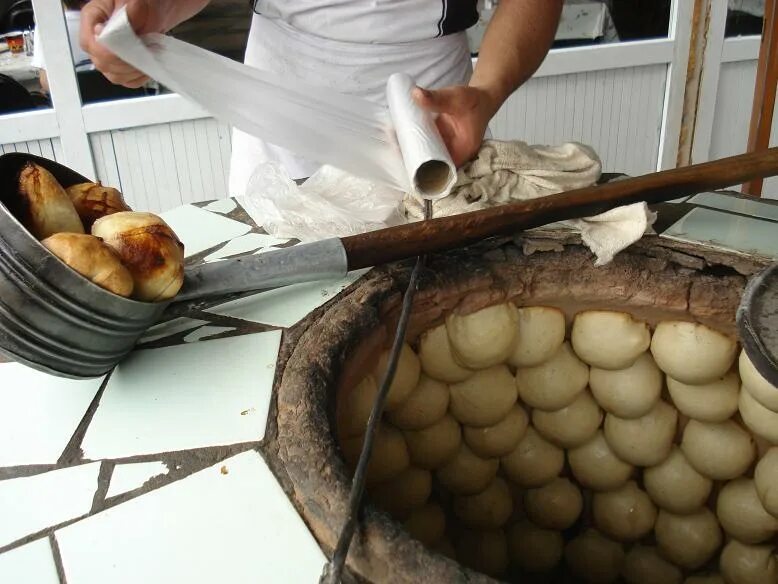 Тандырная самса пармуда. Тандырные самсы в тандыре. Чайхона тандыр лобня. Самса тандырная. Тандыр самса лосино.