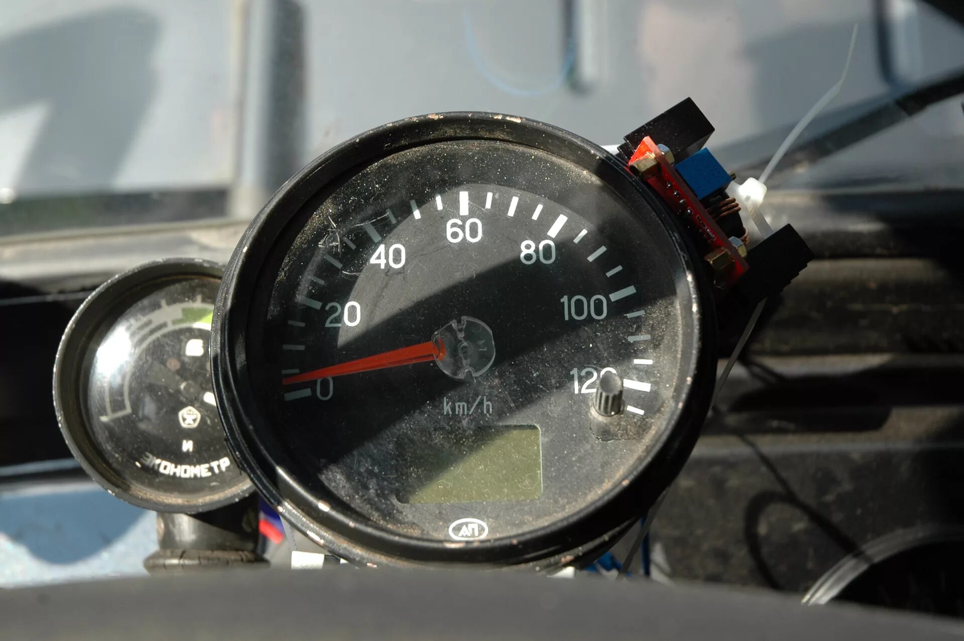 Тахометр от дизеля на уаз хантер. Щиток приборов змз 402. Redline rpm. Спидометр уаз сп-135. Тахометр 402 двигатель.