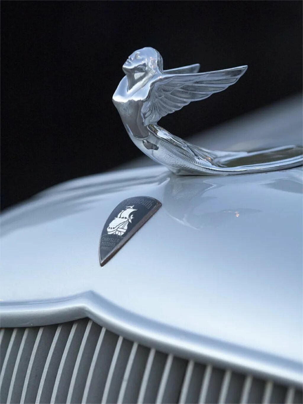 Машина bird. Маскот v8 Ford. Фигурки на капот автомобиля. Фигуры на капоте автомобилей. Эмблемы автомобилей на капоте.