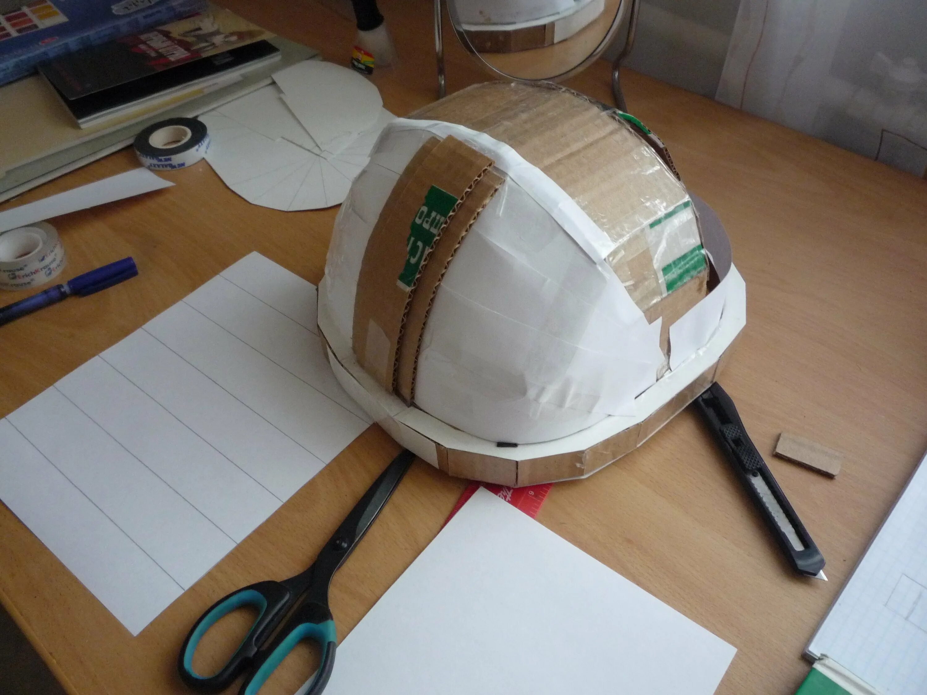 Сделать шлем космонавта своими руками для ребенка. Шлем Космонавта из картона. Каска из картона. Строительная каска из бумаги. Шлем из бумаги для детей.