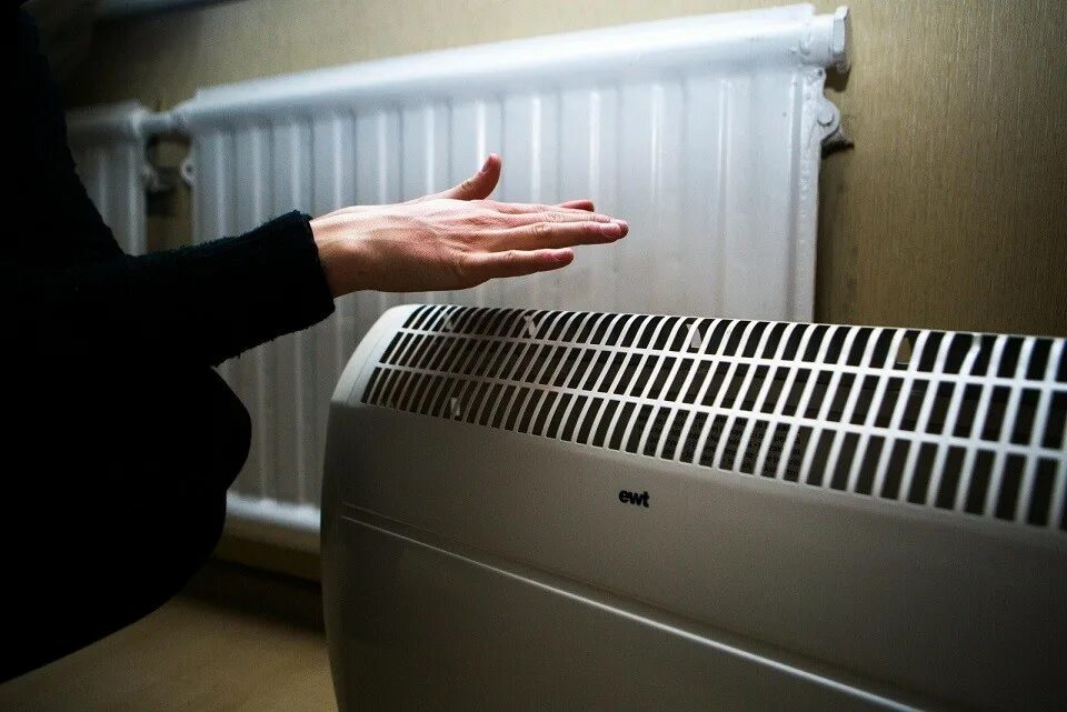 Холодные батареи. Охлаждает батарею. Охлаждает батарею. Батарея тепло. Холод в квартире.