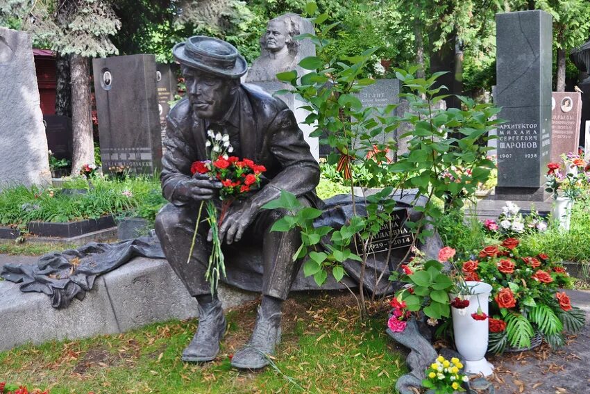 Где похоронили никулину. Новодевичье кладбище Никулин могила. Памятник Никулину на Новодевичьем кладбище.