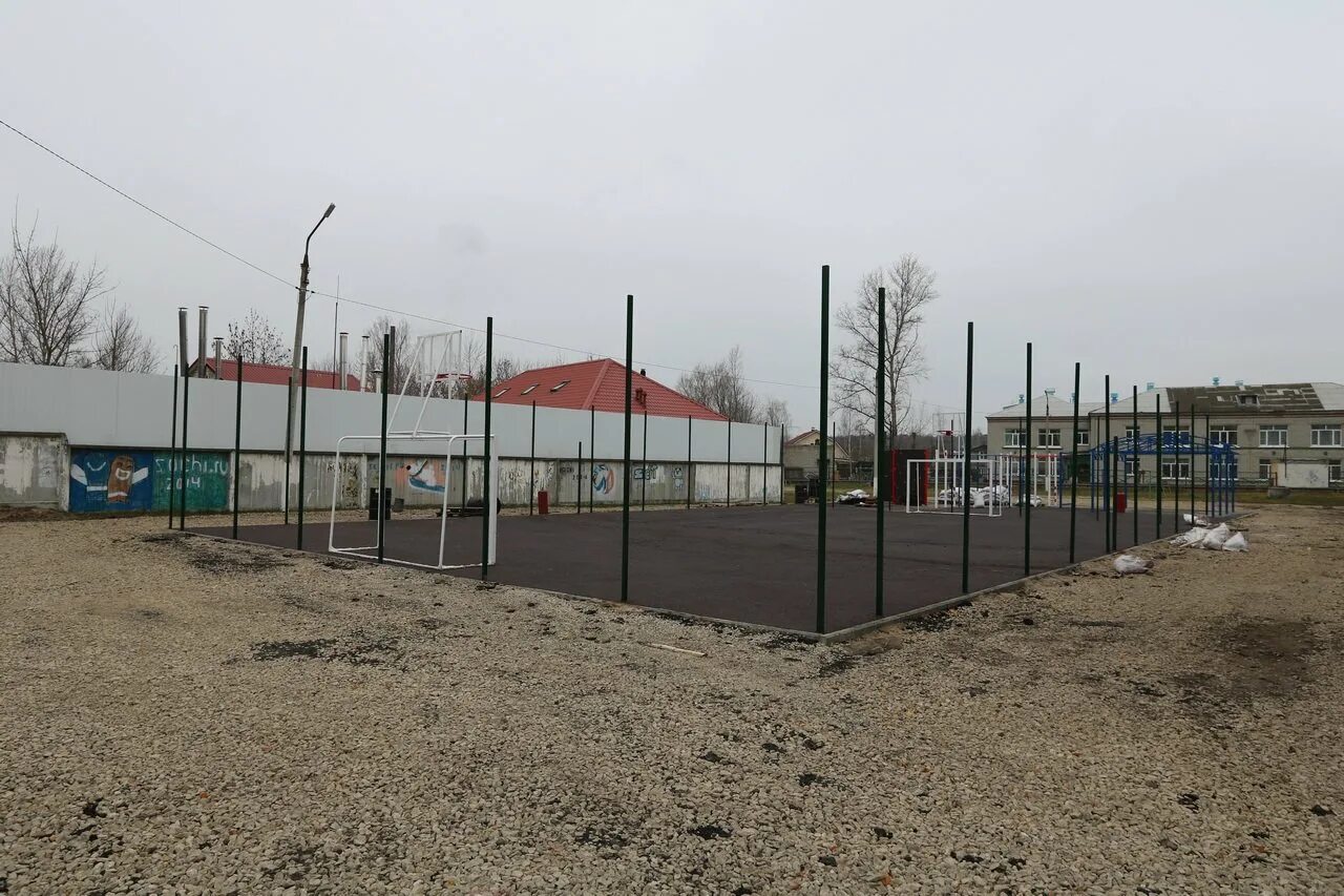 Школа 42 брянск. Школа 42 брянск бежицкий район. школа 42 брянск площадка. спортивные площадки школа 59 брянск. забор на территории школы.