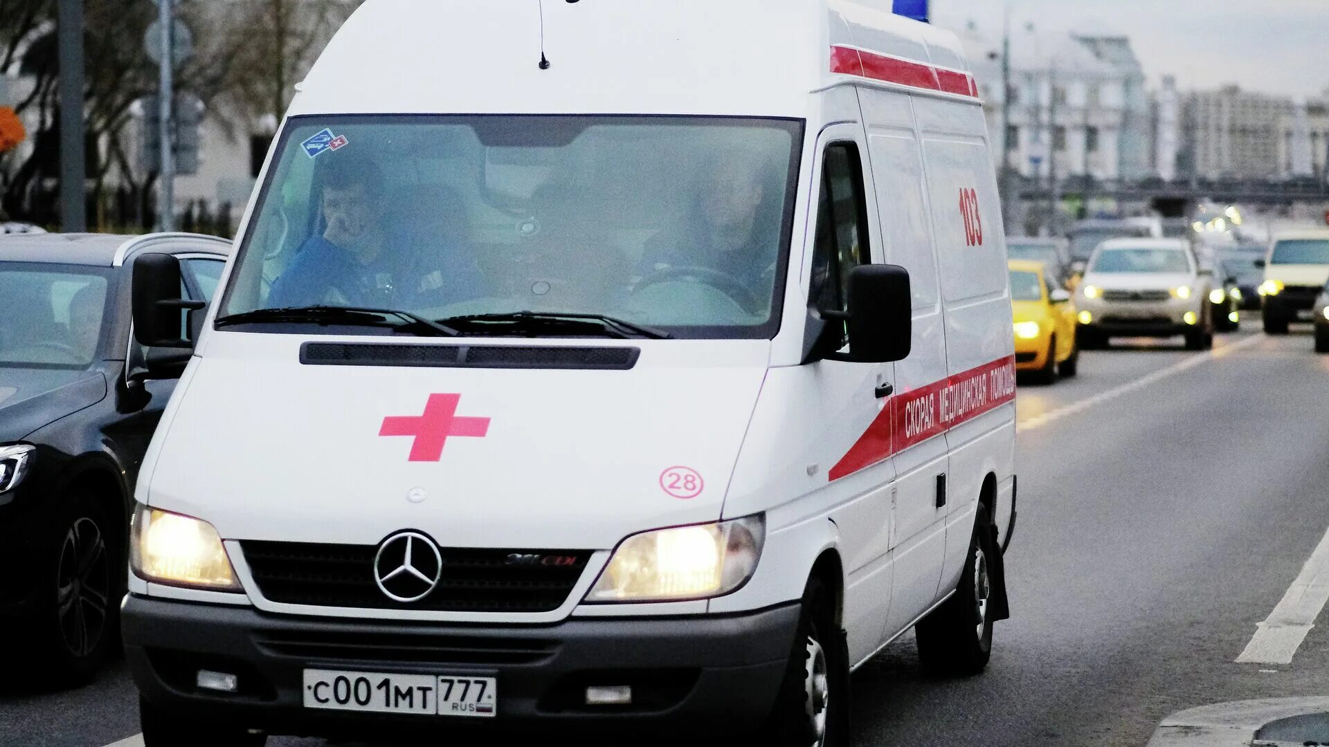 Машина скорой помощи. Машины скорой помощи в Москве. Автомобиль скорой медицинской помощи. Медики скорой помощи.