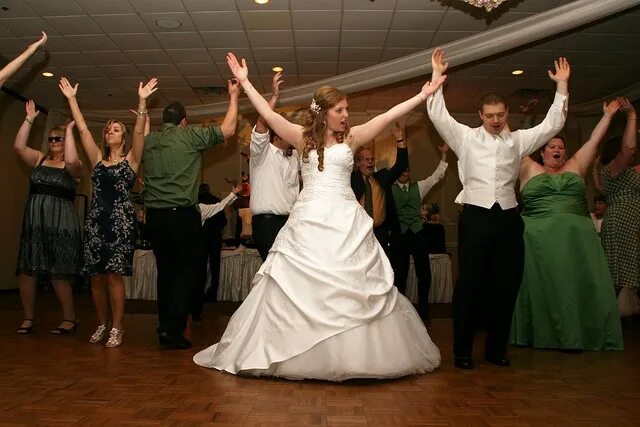 Песни под танцы на свадьбу. Свадебный танец. Танцы на свадьбе. Свадебные танцы гостей. Танцевальный конкурс на свадьбе.