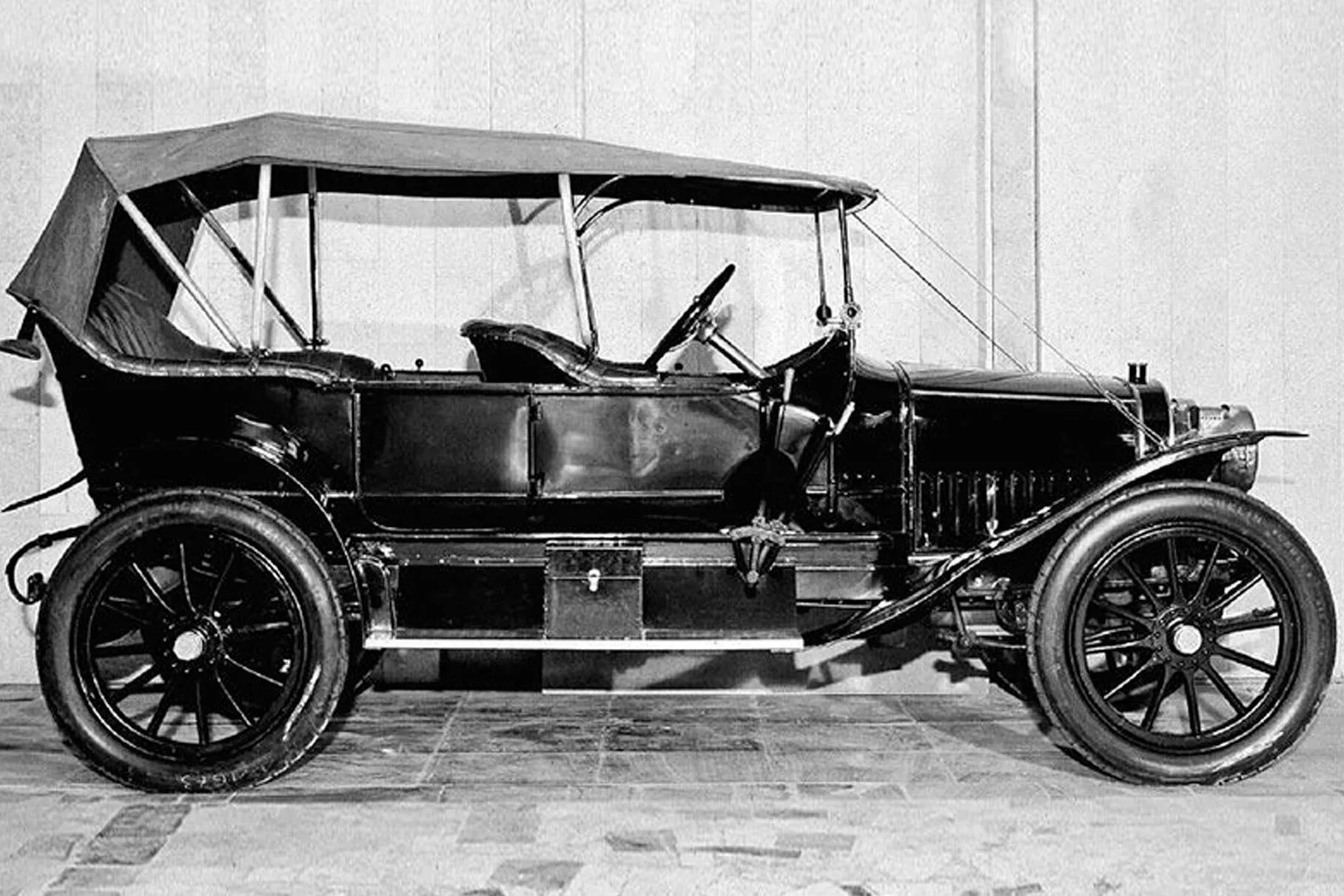 Первый автомобиль в москве. Руссо-Балт 1909 г. Автомобиль Руссо-Балт 1911 г. Автомобиль Руссо-Балт 1909. Первый автомобиль Руссо-Балт.