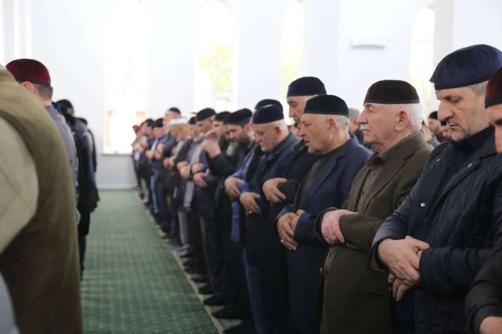 Открытие мечети кул шариф 2005. Открытие мечети в усть-катаве. Мечеть имени шейха мансура в грозном. Жена мобильный гайнутдинов хазрет. Открыли мечети.