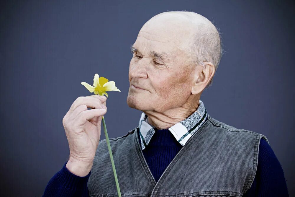 Почему пахнут пожилые. Пожилой мужчина. Запах старости. Цветок старости. Неприятный старик.