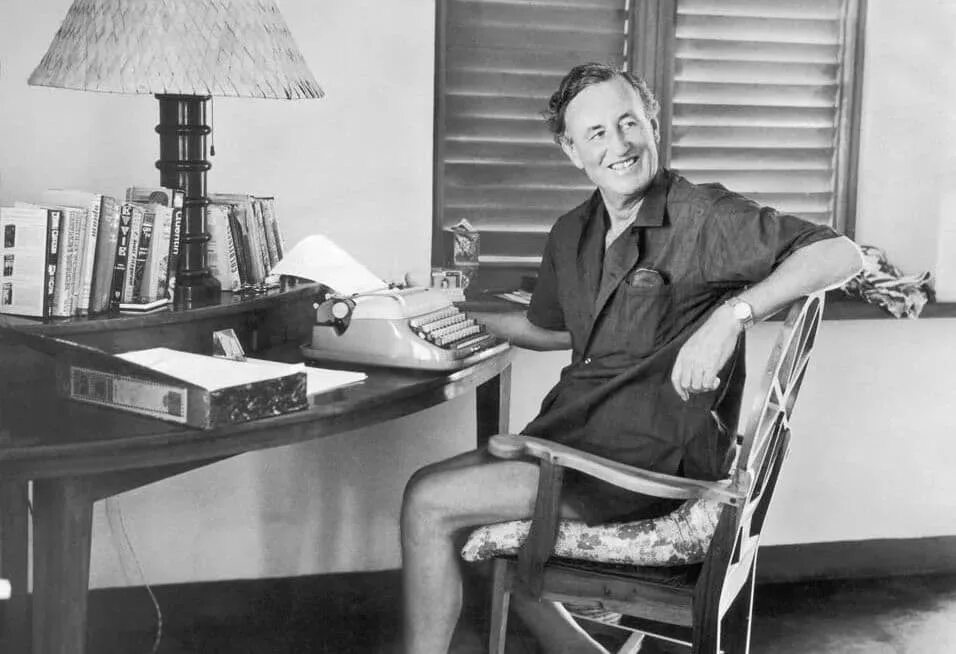 Ян флеминг. Дэниел крейг обои на рабочий стол 2022. Флеминг 007. Ян флеминг писатель. Ян флеминг писатель.