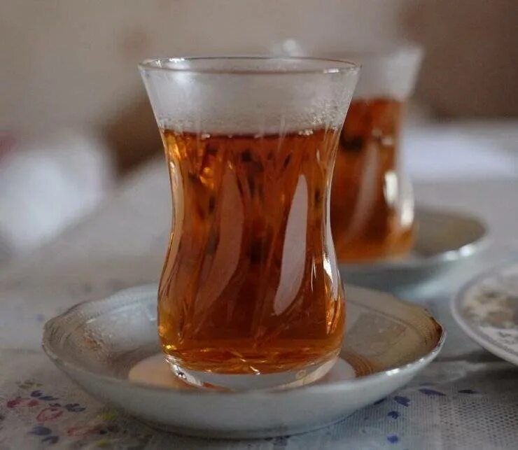 Чаю стаканов 6. Чай армуды стакан Азербайджан. Турецкий стакан армуду. Азербайджанский чай армуду. Азербайджанские стаканы для чая армуды.