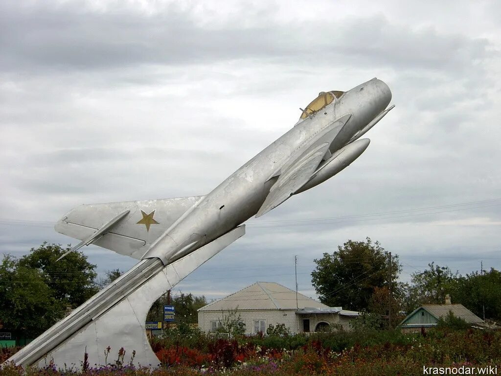Достопримечательности курганинска. Курганинск самолет памятник. достопримечательности города курганинска краснодарского края.
