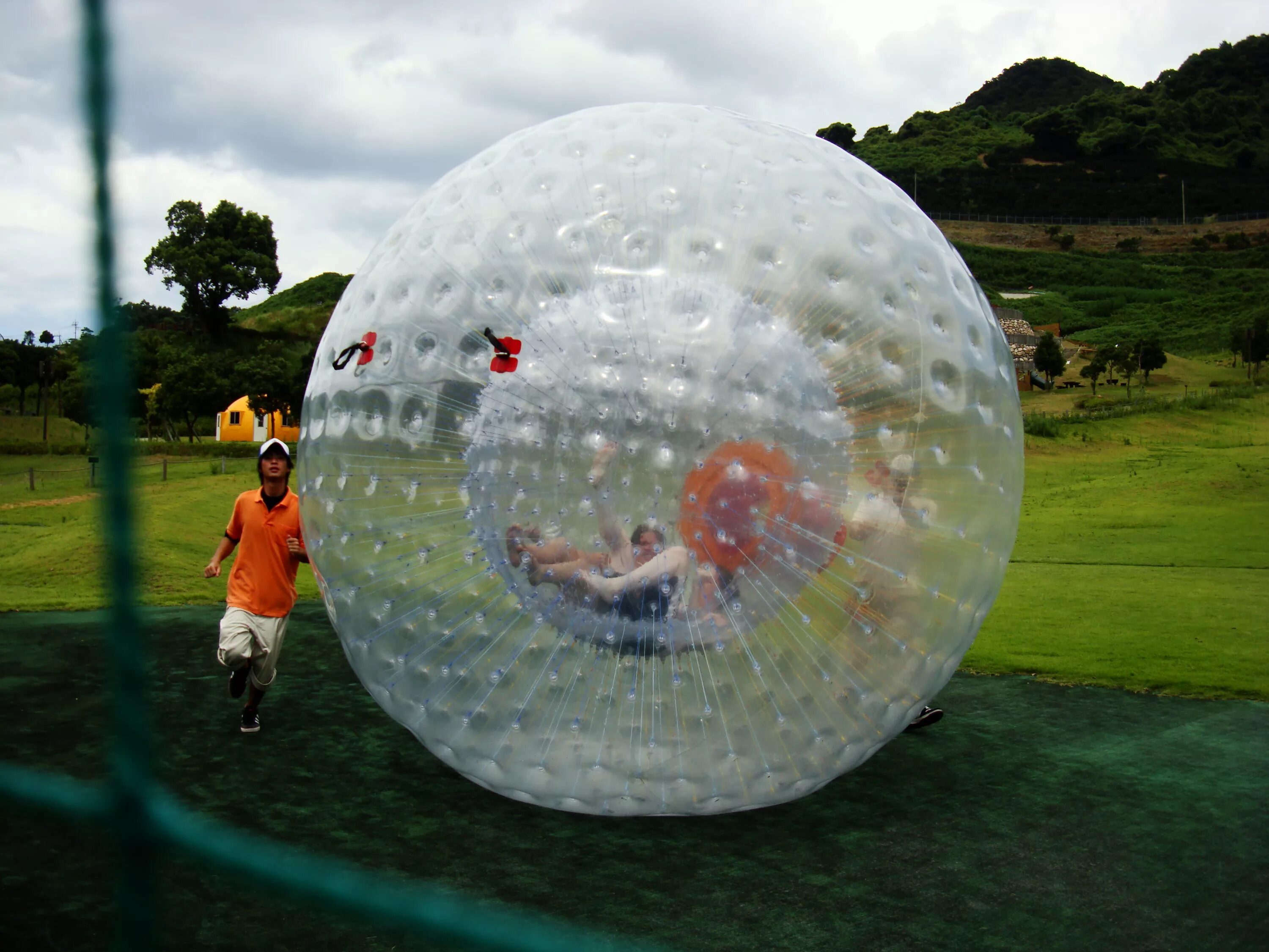 Шаре зорбе. Зорбинг спорт. Zorbing Sport New Zealand 1998. Зорбинг с холма. Трасса зорбинга.