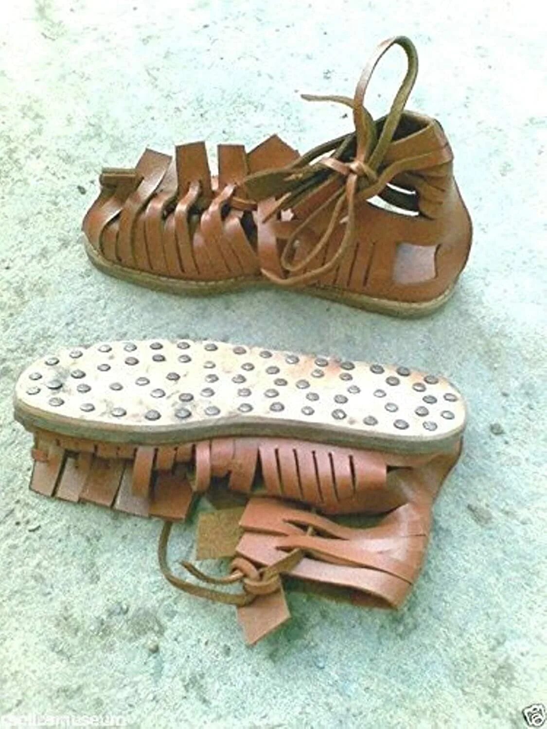 Римский сандаль. Римские сапоги калиги. Сандали легионера калиги. Калиги обувь древний Рим. Сапоги калиги Рим.