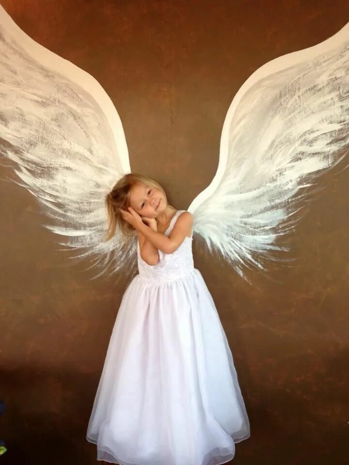 Ребенок с крыльями ангела. Малыш с крыльями. Литтл энджел. Девочка с крылышками. Маленький ангелочек.