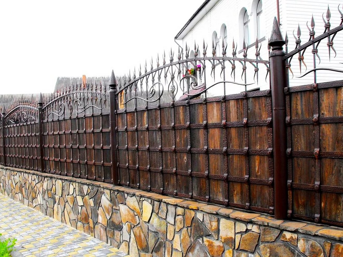 Заборы дмитровский район. Коричневый забор. Евроштакетник ral7024 с кирпичными столбами. Забор жалюзи с откатными воротами. Профлист под дерево на 101км киевского шоссе.