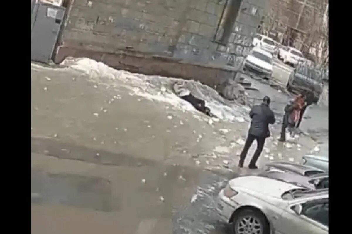 На женщину упала глыба льда. Глыба упала на людей. Снежная глыба рухнула на женщину. Глыба упала на людей. Падение сосулек с крыши.