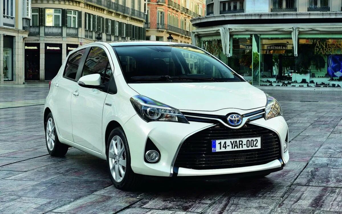 Витц 2014 года. Toyota Yaris 2015. Toyota Vitz 2017. Тойота Ярис гибрид. Toyota Vitz Yaris.