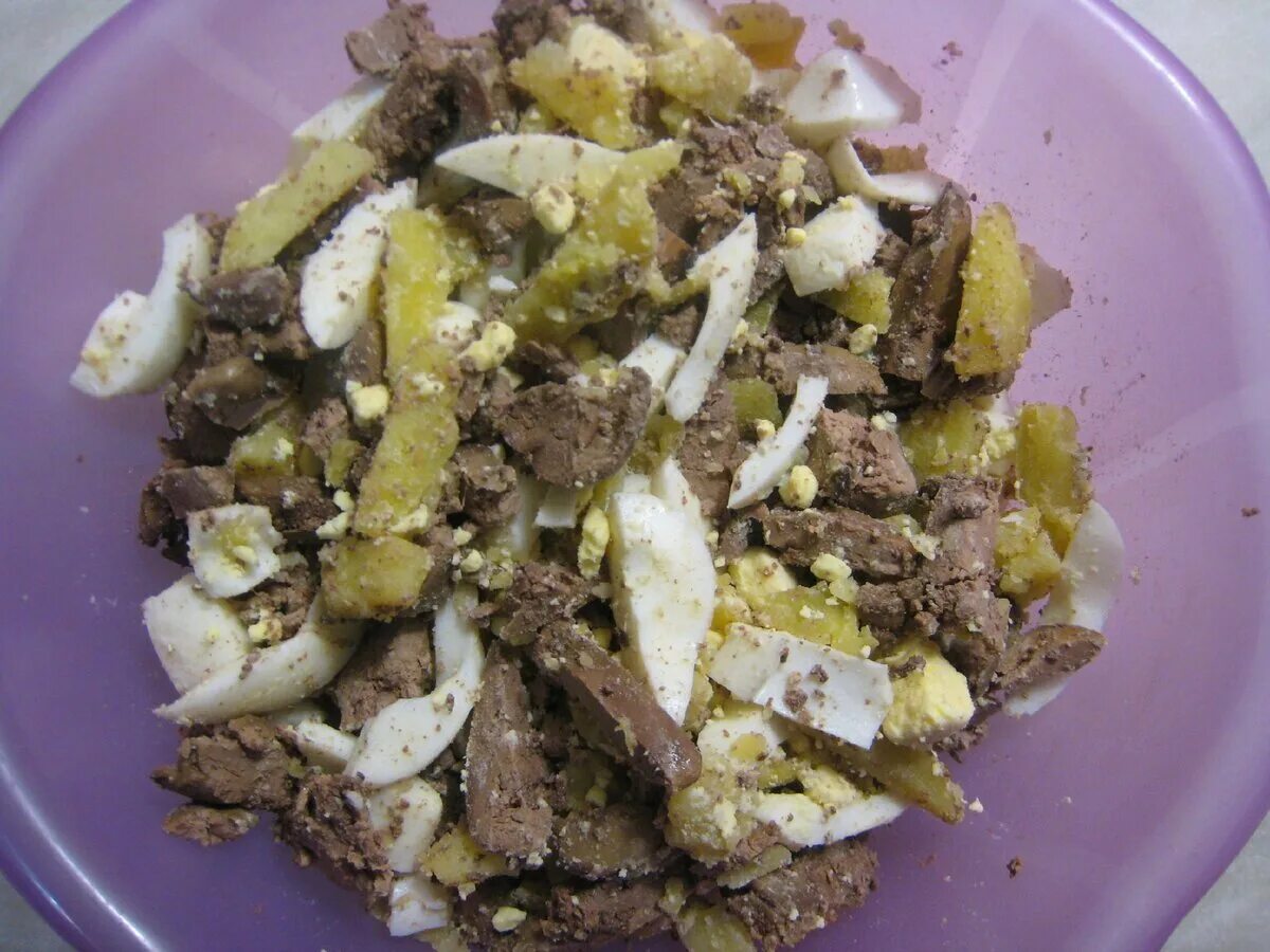 Куриная печень с солеными огурцами. Куриная печень с солеными огурцами на сковороде. Свинина с солеными огурцами. Салат обжорка с печенью и солеными огурцами. Салат с печенью и солеными огурцами.