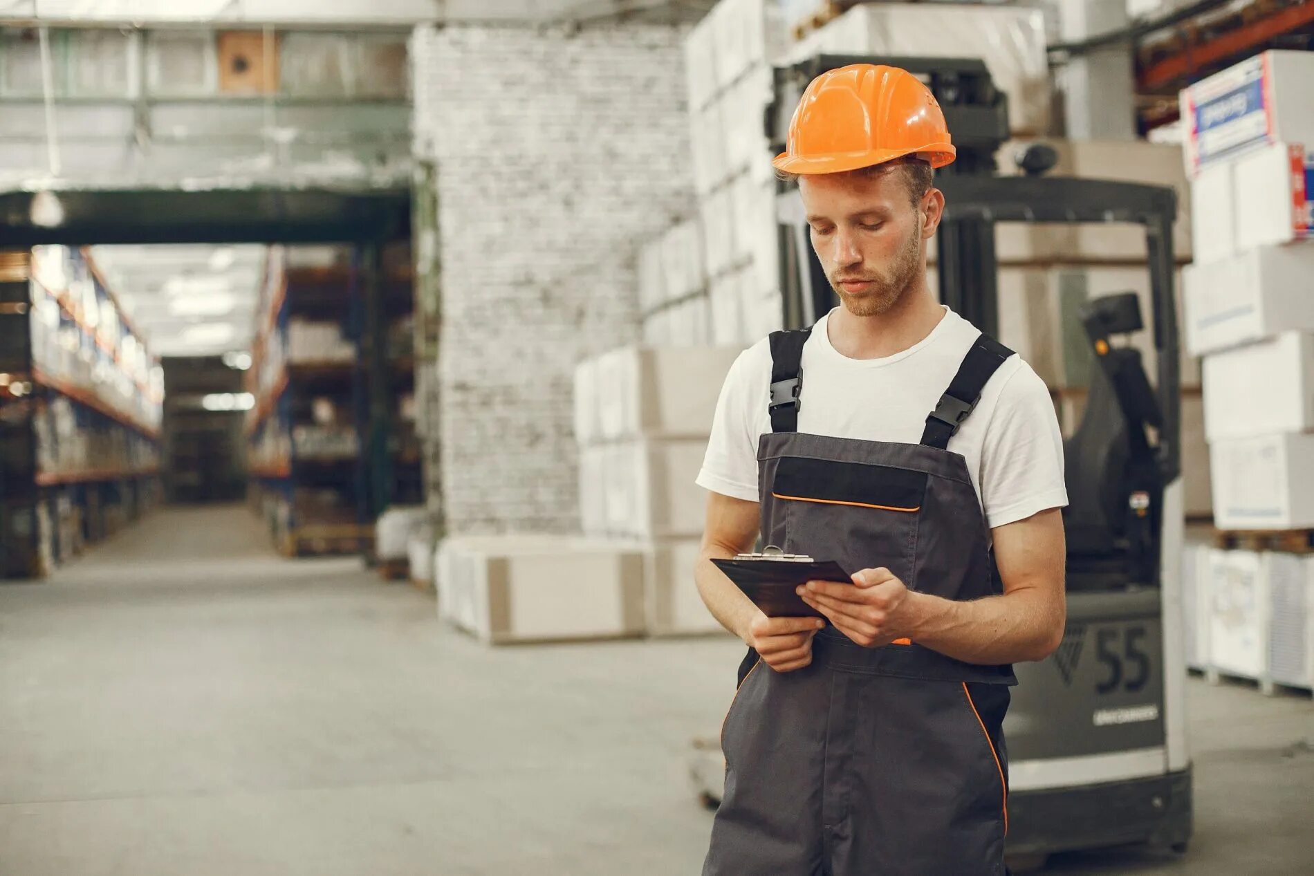 Бригадир. Бригадир на предприятии. Каска строителя. Владимир григорьевич каменщиков. Бригадир на стройке.