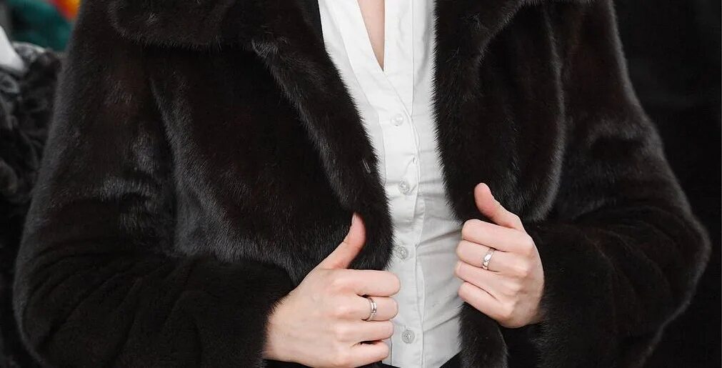 Бэушные шубы норковые. Шуба барахолка. Норки новосибирск. Норковая шуба 52 размер омск. Шкурки норки чёрный.