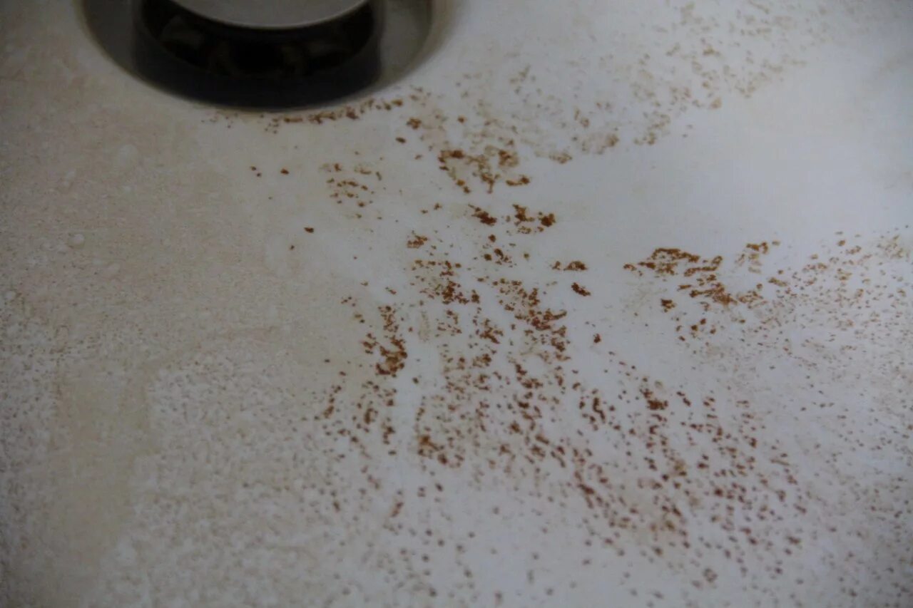 Железо в воде. Ржавая вода железнодорожный. Ржавая вода. Ржавая вода картинки. Мутящие жидкости.