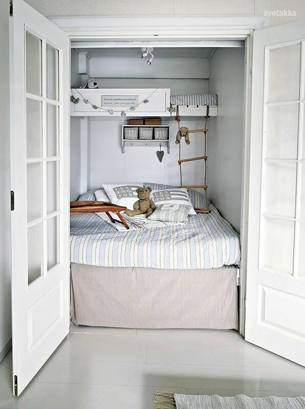 Кровать кладовка. Спальное место в маленькой комнате. Спальня в кладовке. Кровать в кладовой.