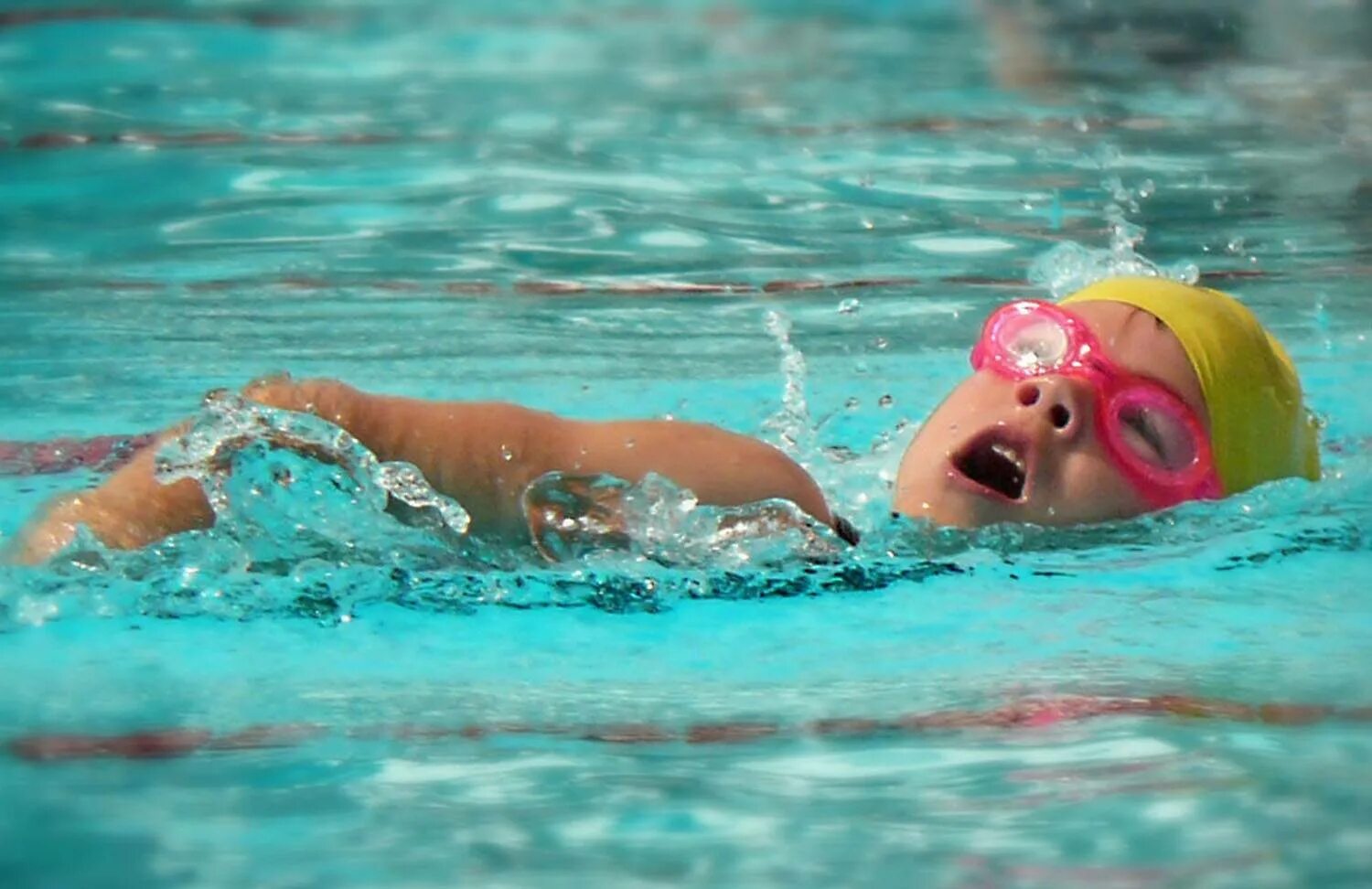 Watch me swim. Плавание в бассейне. Плавание в бассейне дети. Мальчик плавает. Дети плавают.