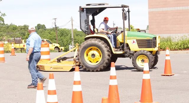 Техника безопасности на тракторе. Охрана труда при ремонте автомобиля. Безопасность труда при ремонте трактора. Безопасность трактора. Плакаты по охране труда в сельском хозяйстве.