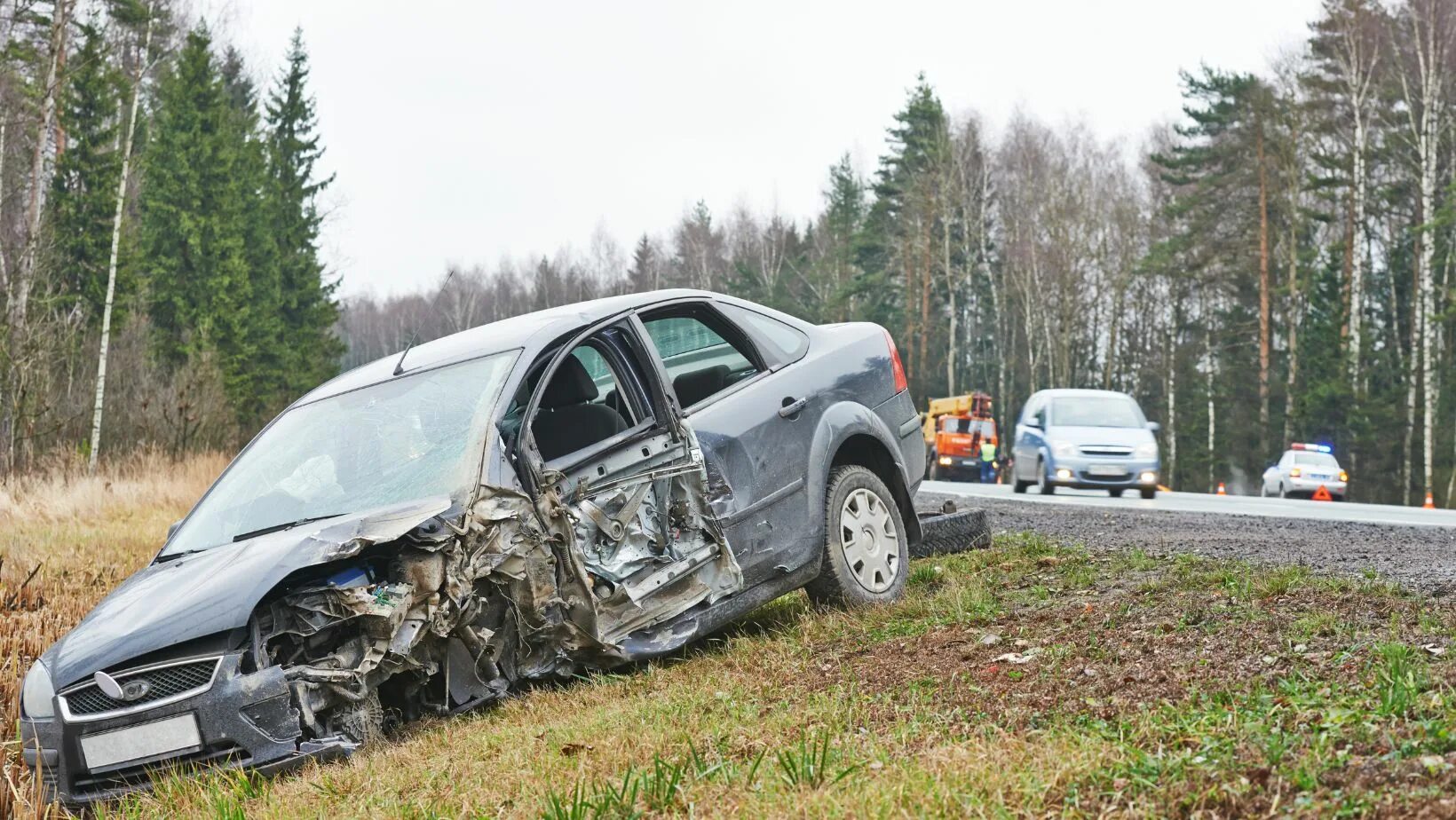 Разбитая машина битами. Пропускать разбитый. Пропускать разбитый. Разбитое стекло автомобиля. Пропускать разбитый.