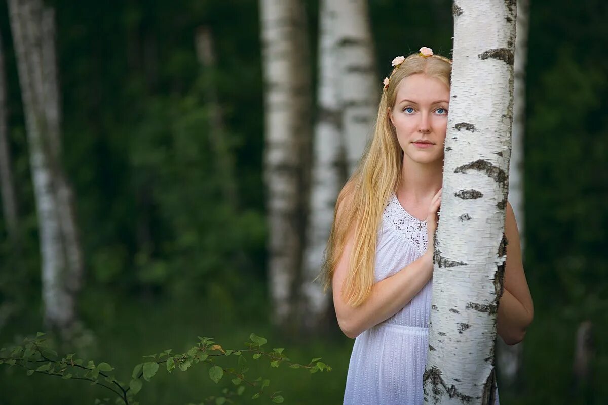 Девушка среди берез. Алёна наганцева в роще. Красивые русские девушки. Женщина у березы. Фон березки для портрета.