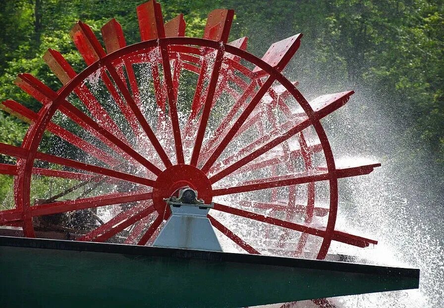 Пароход с гребным колесом. Гребное колесо для колёсного парохода. Движители гидравлические лопастные маломерного судна , гребной винт. Колесный пароходик. Пароход с гребным колесом.