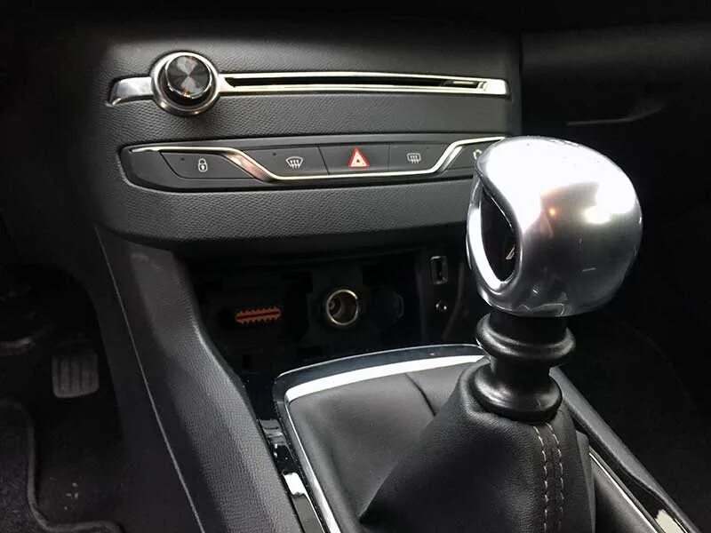 Obd2 пежо 308. Peugeot 308 диагностический разъем. Obd разъём peugeot 308. Разъём obd2 пежо 308. Пежо 308 разъем обд.