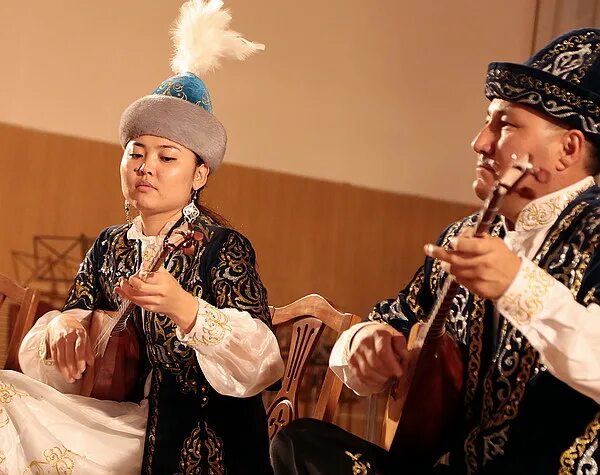 Казах поет. Традиционная музыкальная культура казахов. Кюй фото.