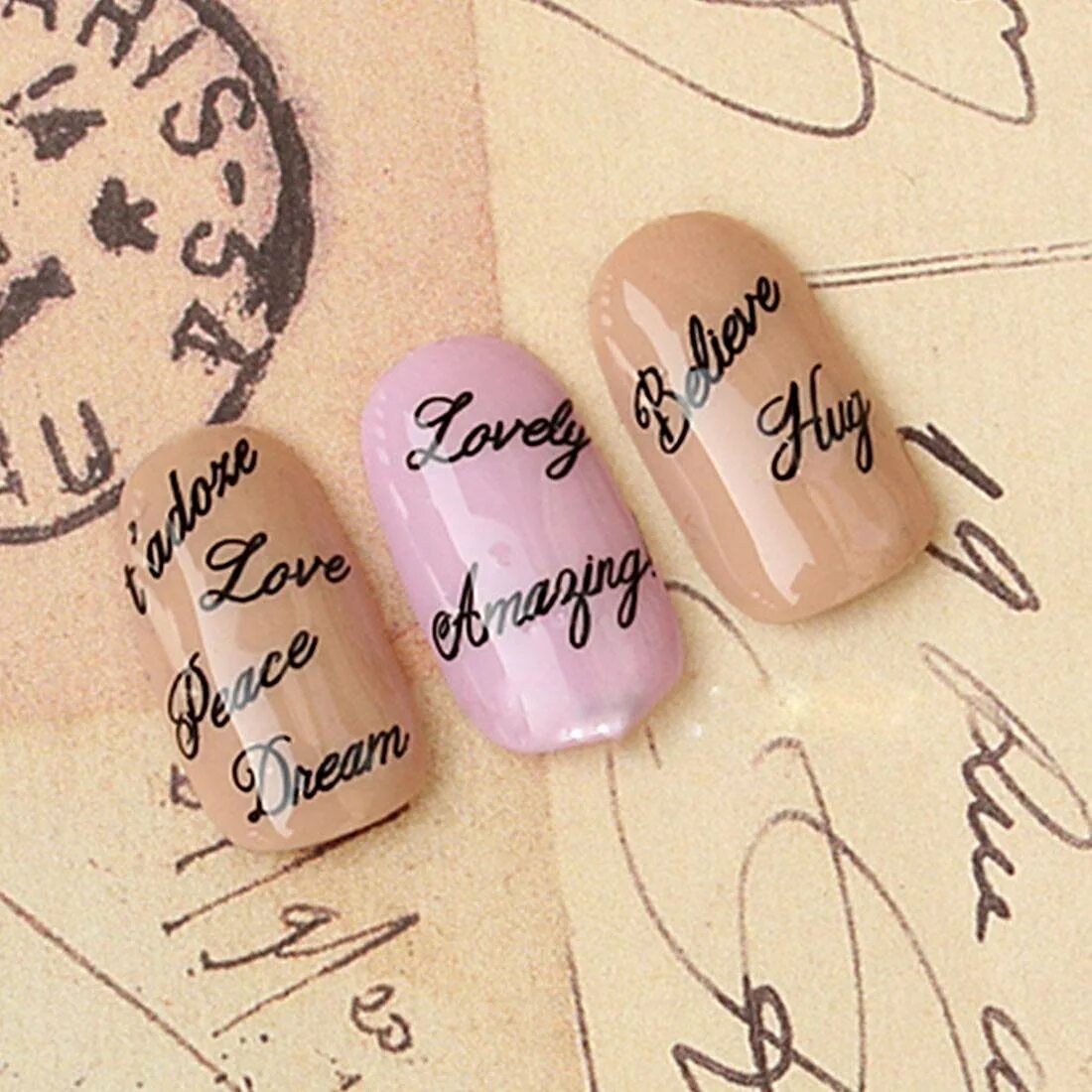 Маникюр со стикерами надписи. Ногти с надписями. Классные надписи на ногтях. Оригинальный маникюр с надписями. Маникюр с надписями на ногтях 2022.