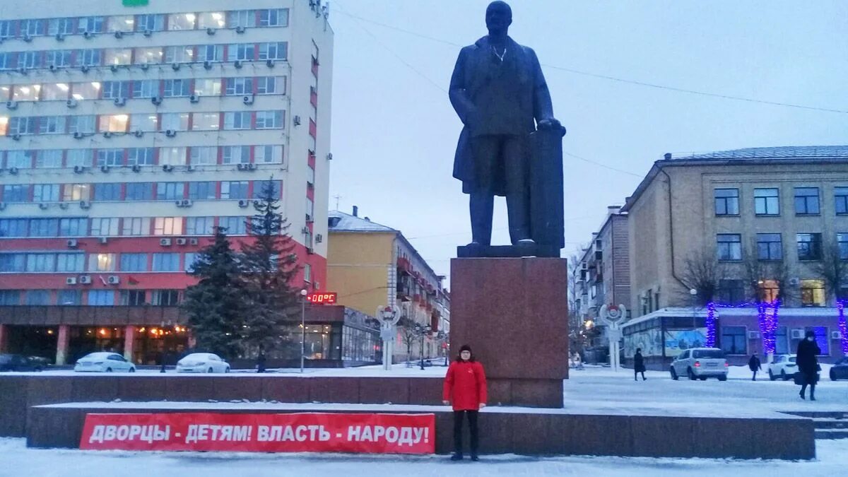 Площадь ленина одежда. Город брянск площадь ленина. памятник ленину брянск. пл ленина брянск. ленинская площадь брянск.
