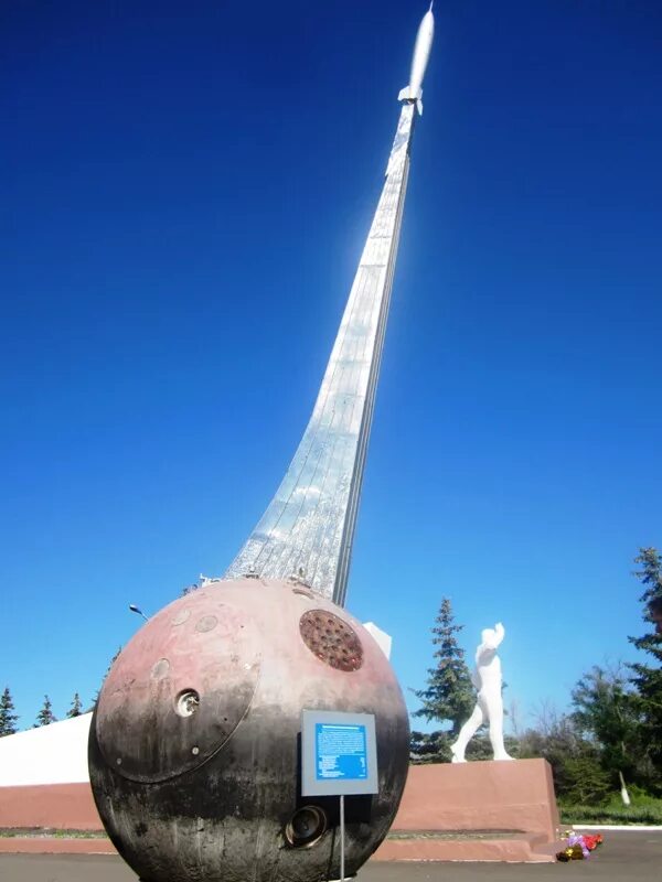 Памятник первому полету в космос. Памятник Юрия Гагарина в Энгельсе. Гагаринское поле место приземления Гагарина Саратов. Место приземления Гагарина в Энгельсе. Памятник приземление Гагарина в Энгельсе.