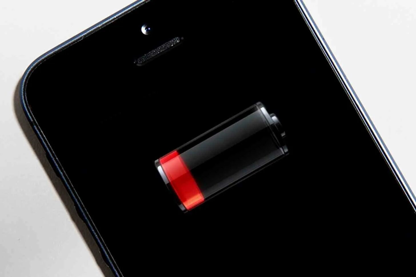 Low battery apple. Батарея телефона разряжена. Смартфон разрядился. Разряженный смартфон. Смартфон с разряженным аккумулятором.