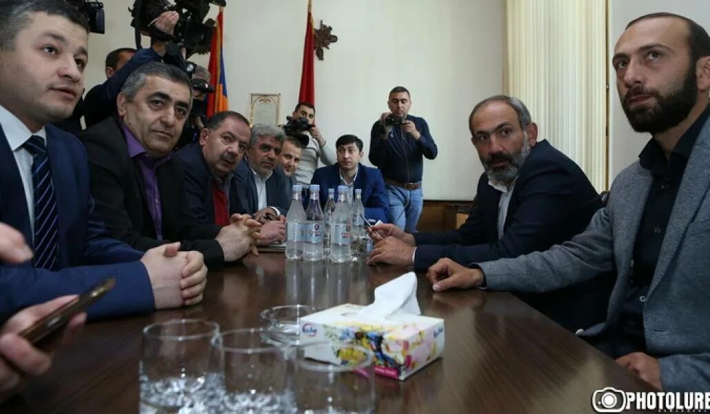 Пашинян звонит. Пашинян алиев эрдоган. Шарля мишел никол пашинян. Разговор пашиняна. Турк никол пашинян.