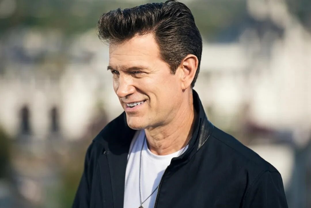 Cris isaak. Chris isaak певец.