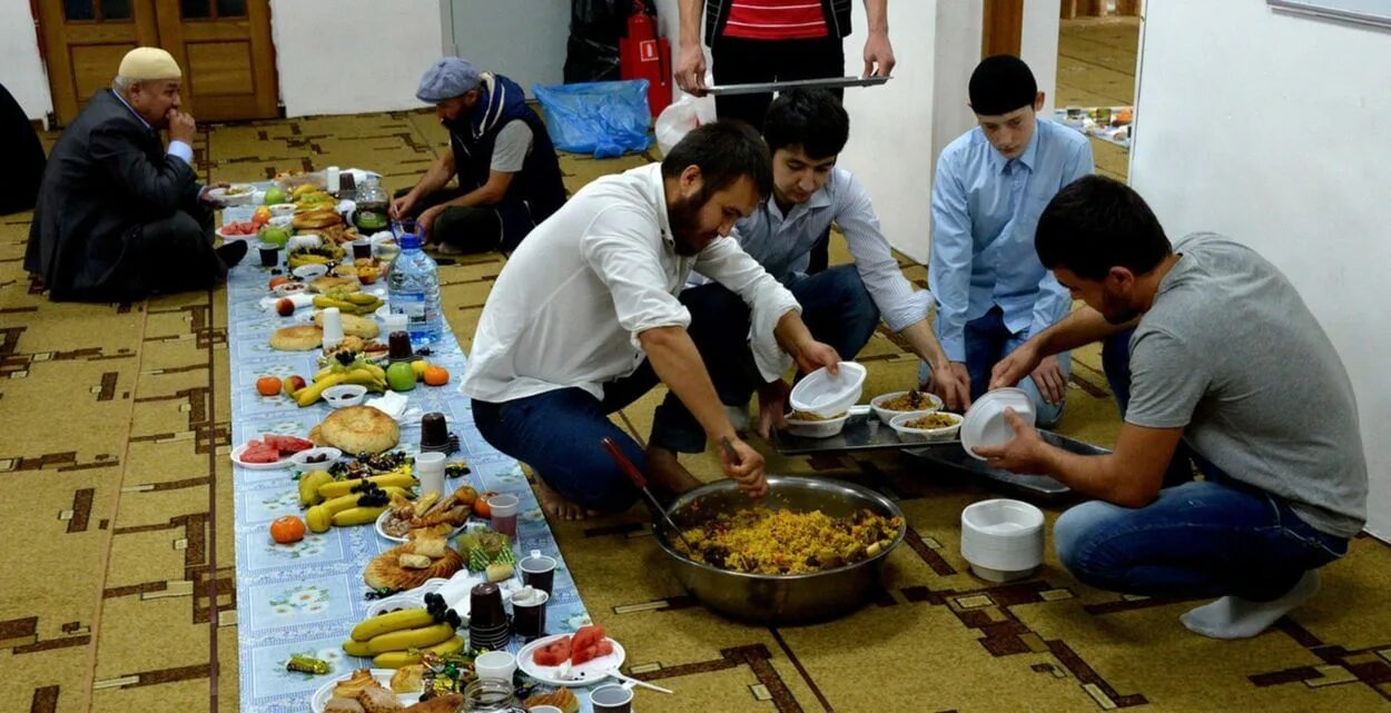 Во сколько сегодня едят мусульмане. Праздничный стол на Ураза байрам. Курбан байрам дастархан. Мусульманский праздник Курбан байрам. Мусульманский стол на праздник.