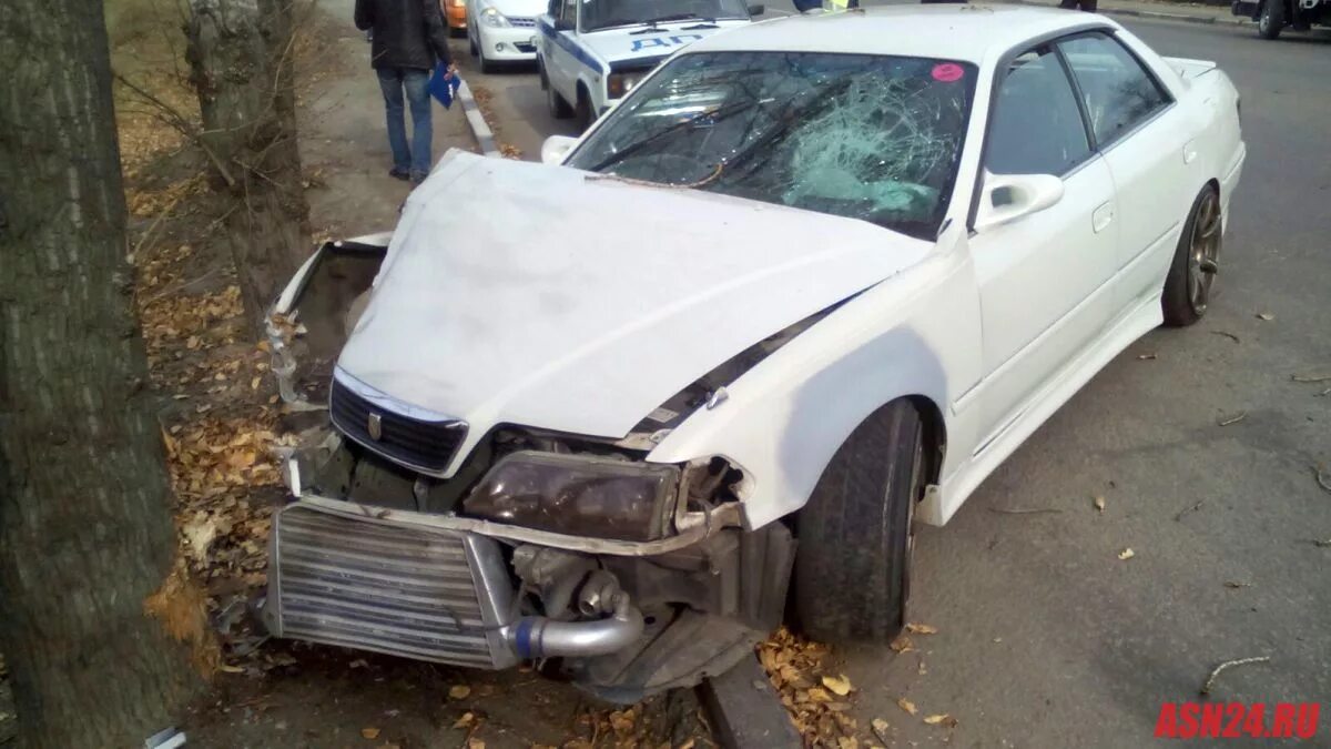 Разбитые марки. Toyota Mark 2 100 разбитый. Toyota Chaser Mark 2 на столбе. Toyota Chaser 90 распил.