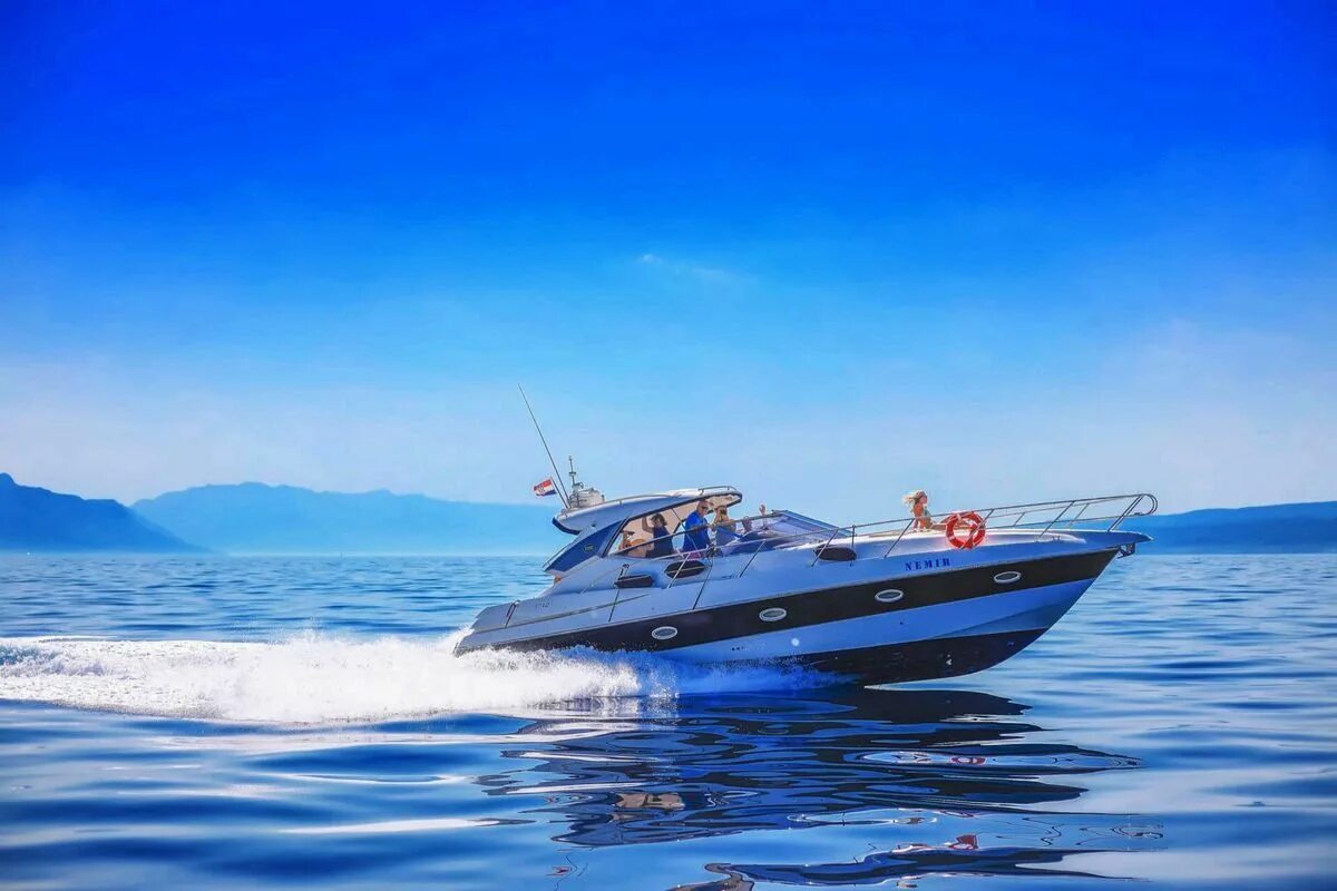 Катер преодолел. Super air nautique g23. Маломерное моторное судно яхта. Яхта sea ray. Катер преодолел.