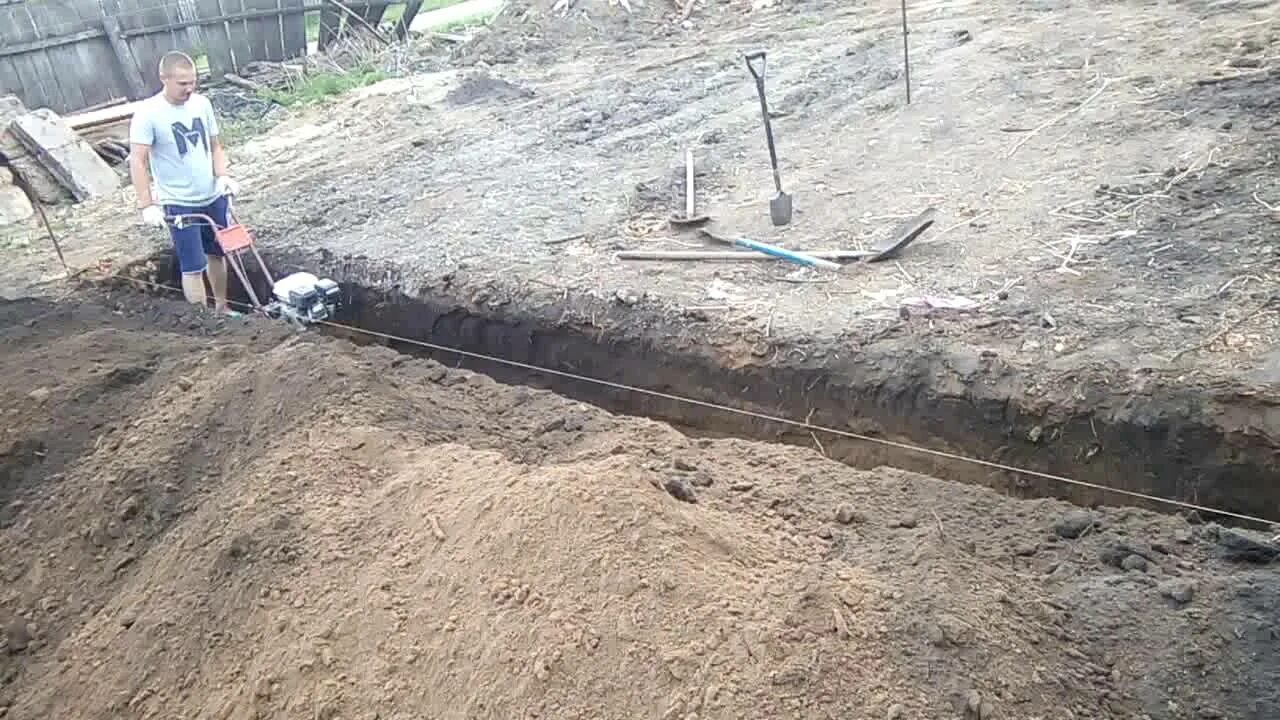 Прокопать траншею раскованно загорать. Колодец под водопровод. Рытье траншеи вручную. Вырыть траншею под фундамент культиватором. Прокопать траншею раскованно загорать.
